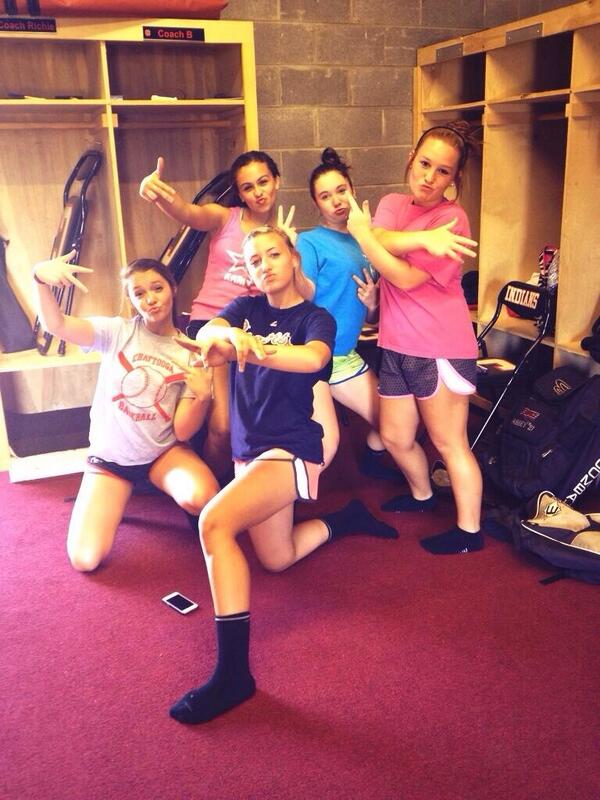 k_rutledge5's tweet image. My soon to be sophomore babies are growing up on me. 😥 #beforepractice #photoshoot