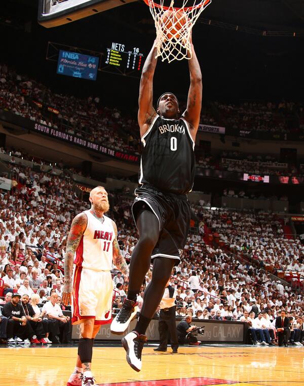 M4ttybenj's tweet photo. “@BrooklynNets: Dray goes up for the uncontested dunk in the first half. #BKNvsMIA http://t.co/wINrCmO7XA” look at man standing watching 🙈