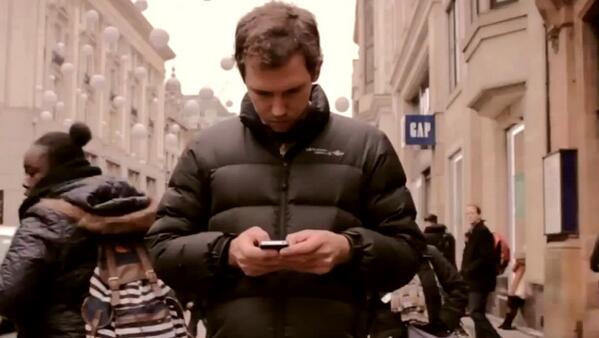 T13's tweet photo. [VIDEO] "Mira hacia arriba": La campaña que busca que te despegues de tu celular  http://t.co/4GBq2ifi39 http://t.co/UuX1iRXaJ0