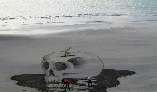 upbyartists's tweet photo. #streetart or #beachart ?  #3D :  illusions sand drawings http://t.co/46z0AgBpl0