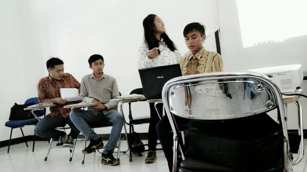PenjasA_2012's tweet photo. Nembe bang, hayu kuliah dmp "@dimasajidwi: Iraha ieu? @PenjasA_2012 Pak Agus sedang presentasi teori bermain :) http://t.co/h1GoNxQMx7"