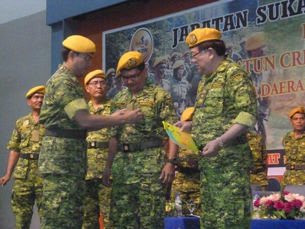 RELA_SIK's tweet photo. Pemakaian Pangkat kpd Ahli Kehormat RELA #Sktr Majlis Pelncrn CMT Kota Setar,Kedah 30/4/2014 @Romli_KDH @relamalaysia http://t.co/V468PKNRRq