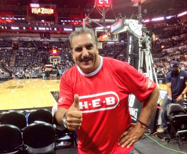 FernandoFiore's tweet photo. Q lindo y saludable es trabajar con GENTE q te trata con RESPETO Y CARIÑO.Gracias @HEB por invitarme a ver @Ene_Be_A http://t.co/xF2k0LPmff
