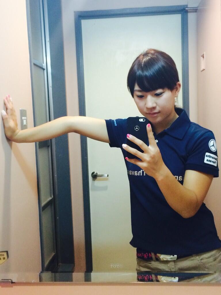 香妻琴乃 猿腕と撫で肩 やめたい 笑 治せるのかなぁー ੭ ੭ Http T Co Kwnccxuedi Twitter