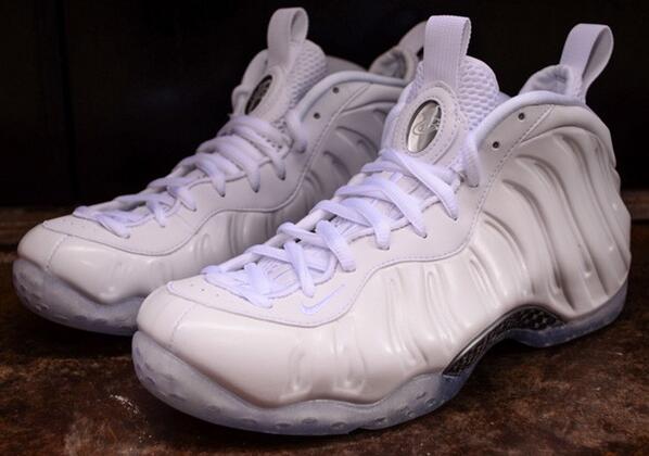 gameofshoes's tweet photo. White Out Foams⚪️◻️😍 http://t.co/0YwPb5UZj8