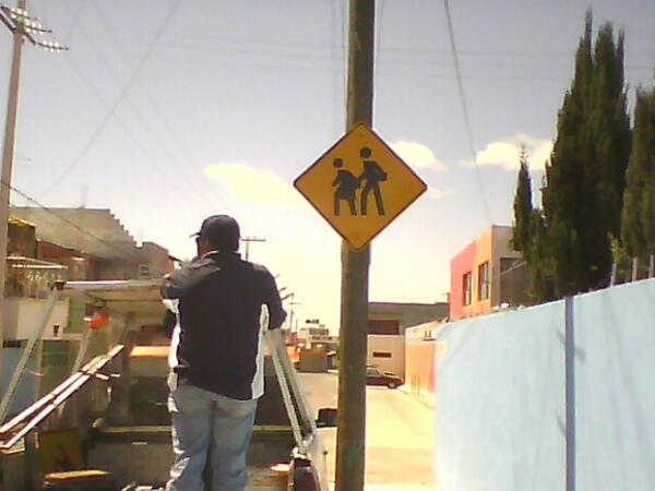 ColegioColosio's tweet photo. agradecemos a @TransitoPachuca @PachucaSegura y @Pachuca_ por las señales instaladas afuera de nuestro colegio http://t.co/Knb0iHa8ZO