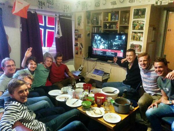 Knott_O's tweet photo. 3. laget kjører middag og reprise av @10MILA2013 på TVen. Vi er klare for krig på lørdag og søndag! Går for seier! http://t.co/HEGt64SqIE