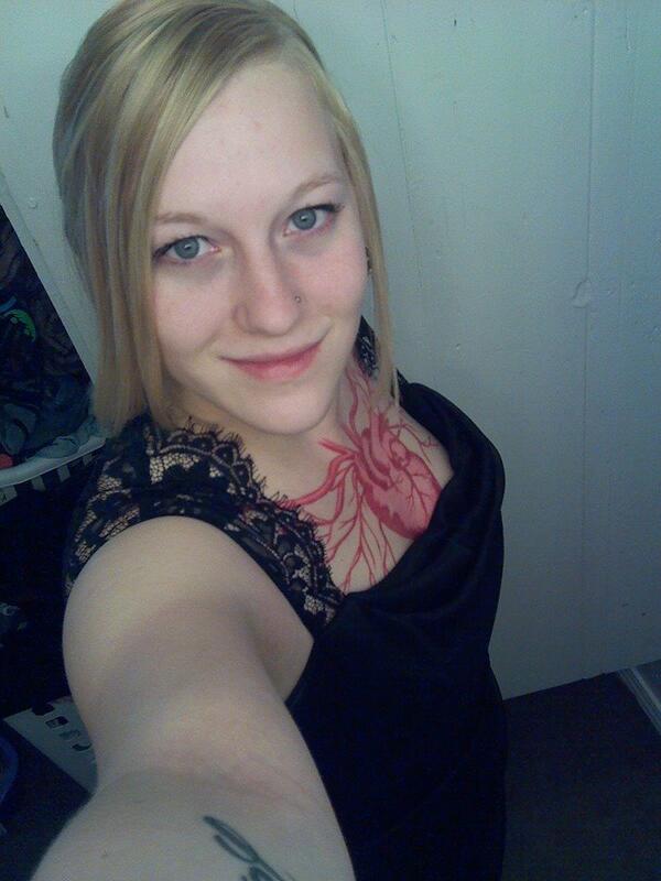Giules's tweet photo. #prettydress #eyes http://t.co/XHeetxRnBy
