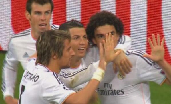 elchiringuitotv's tweet photo. ¡Cristiano LLEGA A LOS 15 GOLES en Champions y supera el RECORD! ¡Así fue LA CELEBRACIÓN! #ElChiringuitoDeNitro http://t.co/0bCtxfU0YY