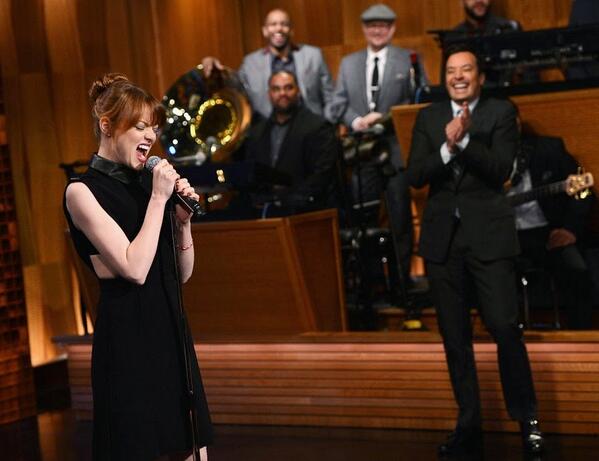 WillDoMedia's tweet photo. #EmmaStone kills it on #thetonightshowwithjimmyfallon in lip sync battle! Watch video in link http://t.co/IqOlvkUfLf http://t.co/bDLh5ix47R