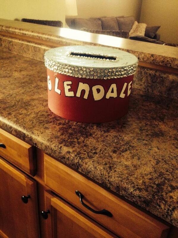 glendale_cheer's tweet photo. Where will you be eating dinner tonight!? How about #NEWKS support #ghscheer and place your receipt in our bucket! ❤️ http://t.co/57nzdfufI3