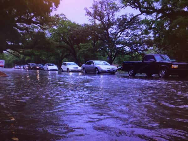 NWSMobile's tweet photo. RT @JasonSmithFox10 Street flooding Ann and Government in downtown Mobile http://t.co/VMImKoNH8S #mobwx #alwx
