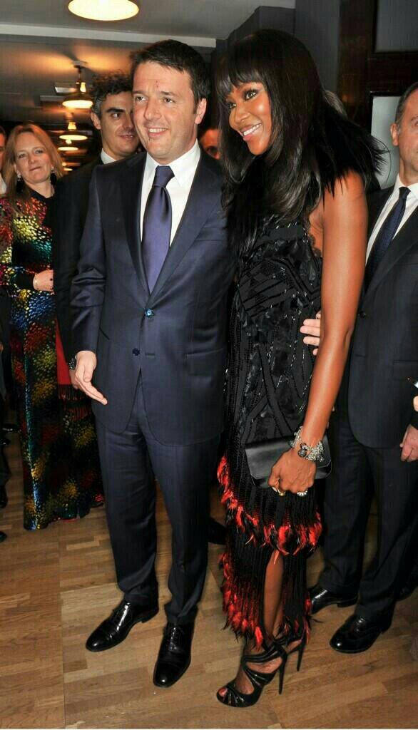 la_wooden's tweet photo. Mi potete spiegare la mano di Renzi, per favore? http://t.co/5n3NzpQYMS