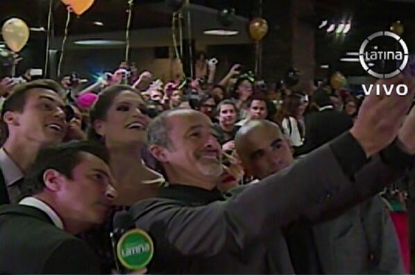 Latina_en's tweet photo. [EN VIVO] ¡¡¡El selfie de A Los 40!!!. Síguenos en: http://t.co/JpZ5FbgMLQ http://t.co/5lNQJATM6A