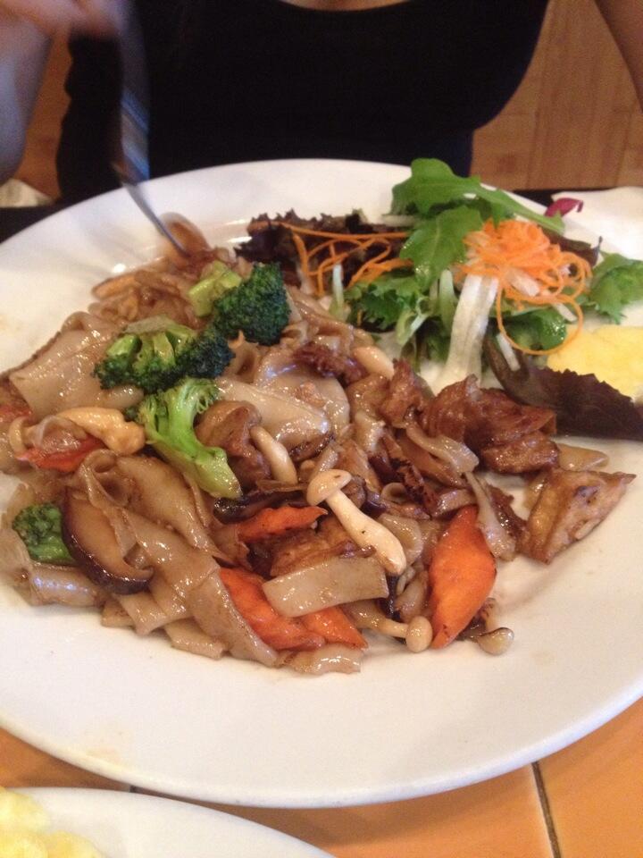 Pad Se-ew and Garree Gluten #OaklandVeg (@ Neecha Thai) http://t.co/OIkOlj2jkK http://t.co/DBvZhsDhyp