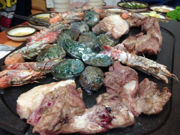 KUKW's tweet photo. 제주 바다랑 흑돼지전복구이 호로록 http://t.co/nIuJ86R7bm