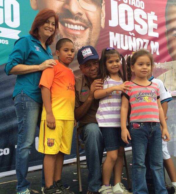 MaquinariaRXM's tweet photo. Estos son los politicos diferentes! Los que siempre cumplen con su gente! @roxanamendez14 y @hdjosemunoz #Vota5 http://t.co/PG0xSiZBQe
