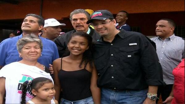 tvnnoticias's tweet photo. Candidato presidencial @JDAriasV realiza recorrido por comunidades de Juan Díaz y San Miguelito #Decision2014TVN http://t.co/SIF3A0VT7i