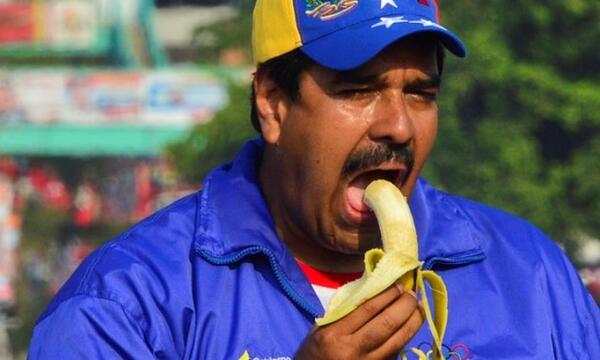 eldolardiario's tweet photo. Maduro también tiene su foto de apoyo a Dani Alves. http://t.co/MzViqqoJUE