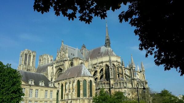 Qui a dit qu'il allait faire gris? #GrandBleu sur #Reims et sa #cathédrale aujourd'hui >>>