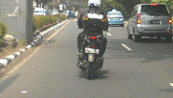 Irsalinho's tweet photo. Mentang2 polisi naik motor di jalur cepat kuningan seenak jidatnya aja @detikcom @TMCPoldaMetro http://t.co/JSEHVyggCl