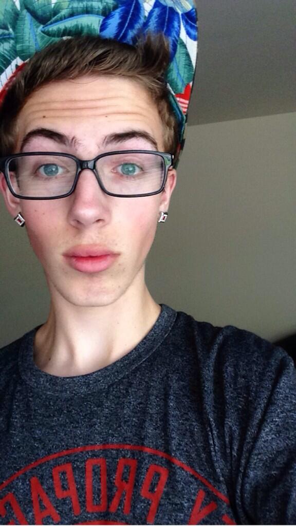 1Maxpain's tweet photo. “@Its_Kyle__: #SelfiesForKyle” does catfish me work question mark http://t.co/EzLOojRDRg