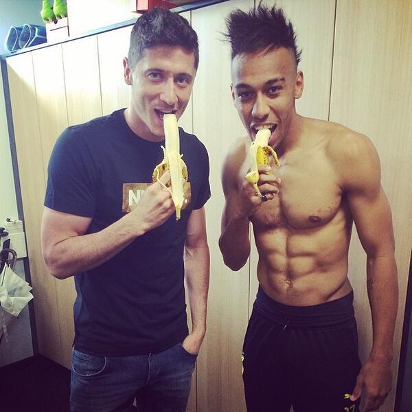 Lewandowski dan Pierre-Emerick Aubameyang mensupport tindakan Alves melawan rasisme. [ig _rl9] #weareallmonkeys