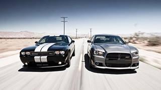 DustInTheMirror's tweet photo. Challenger vs Charger http://t.co/oCmdukq6Fv
