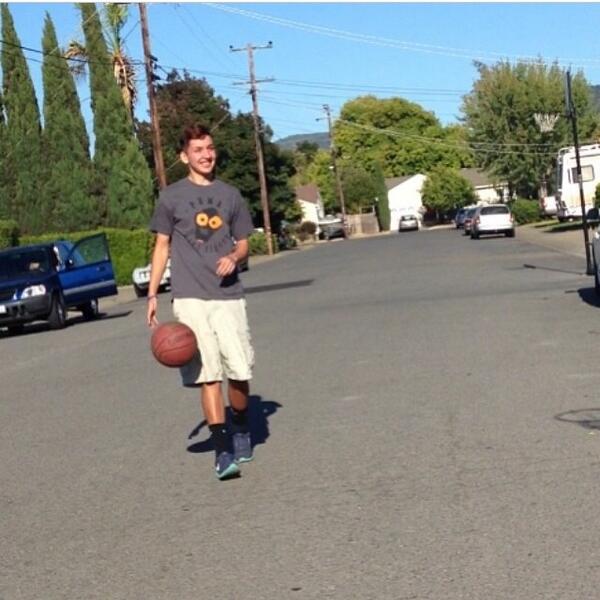 TheSingerSmiles's tweet photo. You'll be back in my hands in a couple of months baby, I'll miss you in the meantime....😔🏀 #HateSurgery http://t.co/rHlJs1jEv5