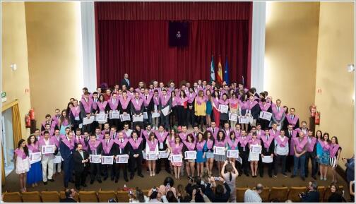 cogitise's tweet photo. Imposición de insignias y becas a los nuevos egresados y entrega de los premios INGENIUM 2014 http://t.co/mFj7VrTaqI http://t.co/KA1zpEmH4X