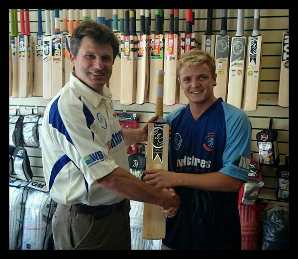 Awesome to see #FSA's <a href="/Jordy13pgrej/">Jordan Gregory</a> collecting his kit with @AndrewLewin67! Thanks to our partners <a href="/Duckruncricket/">Duck & Run Cricket</a>