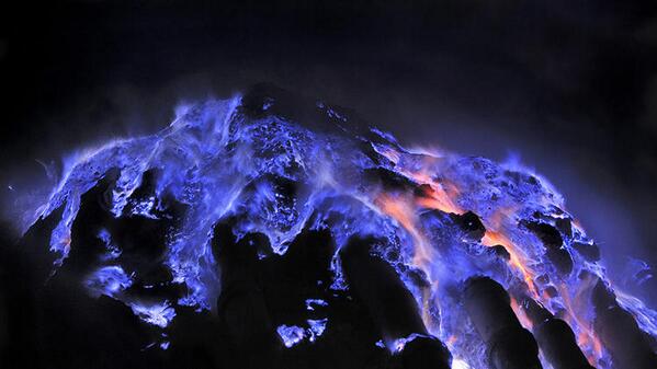 بركان من اللهب الأزرق! كواه آيجن هي فوهة بركانية تنفث هذا اللون من البركان لتسرب الغازات الكبريتية #طبيعة #العدسات