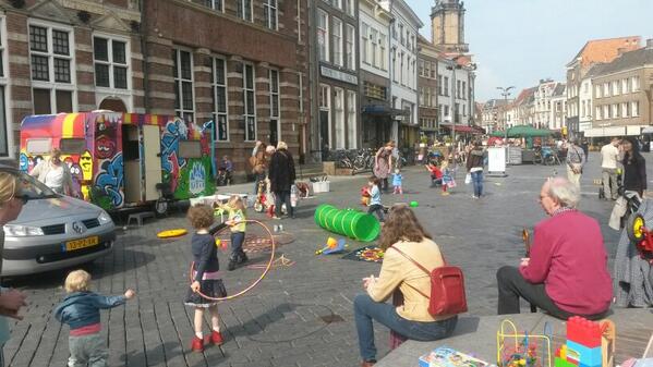 Zwerfspeelgoed's tweet photo. Het is al gezellig druk bij de fontein en het weer is prachtig! #spelenbijdefontein http://t.co/BhxRj7M2LX