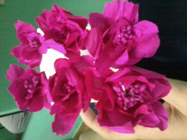 TocadosCF's tweet photo. Para una clienta muy especial flores de seda salvaje en rosa!!! nunca un moño trenzado tuvo tanto color! http://t.co/BGqiaQ8TvL