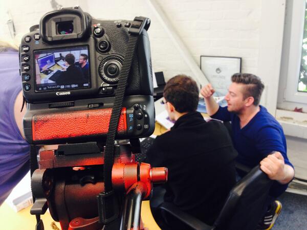 Light, camera, action! The #Brennwagen team starring in the latest cut by <a href="/FAZ_Topnews/">TopNews</a> #BBQ #grill