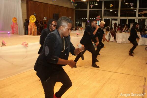 PromNight14's tweet photo. La @KIFFNOBEAT A Mis Le Feu http://t.co/K5M8fwrnfy