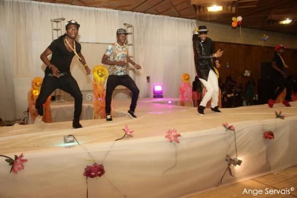 PromNight14's tweet photo. Dj Safarel Et Ses Danseurs En Presta du Yaya Dance http://t.co/t3klG9IIWU