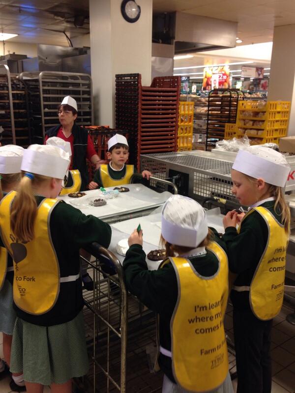 Manf_27's tweet photo. @3039Transit @Emmamoys Having fun decorating cookies Farm to Fork #awesome31 http://t.co/zyiw1XGugX