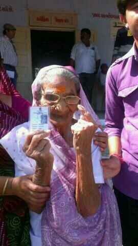 5KaPledge's tweet photo. 104yr old Mukta Joshi cast her Vote in Diu.
Have you voted yet? #5KaPledge #Vadodara http://t.co/pTVTJNUiVA