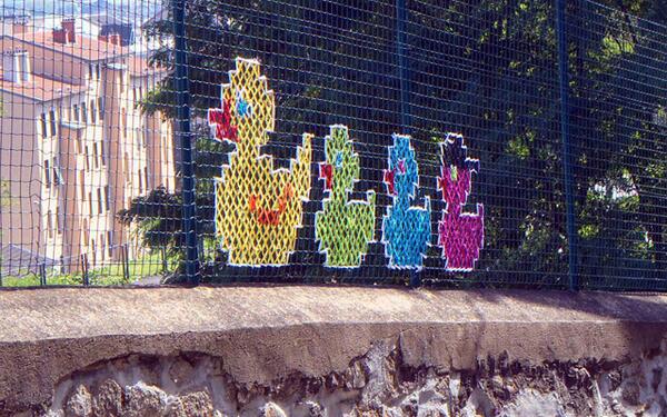 Le point de croix passe au street-art bit.ly/1ksAAVv