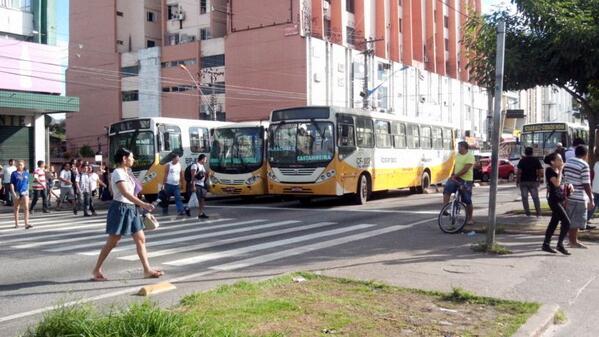 Claudioacnunes's tweet photo. Ta c/cara de Greve "@rclube:Protesto dos rod. na Alm. Barroso,em São Brás. Assembléia será às 9h.(Foto: Isaac Senna) http://t.co/MygitBqnUo"