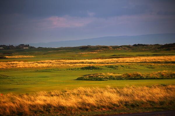 kevinmurraygolf's tweet photo. @GolfMonthly @EngGolfCoast !st pic of @RLGCHoylake taken from my room as couldn't get out onto the course #gatelocked http://t.co/mV9M3g16Ss