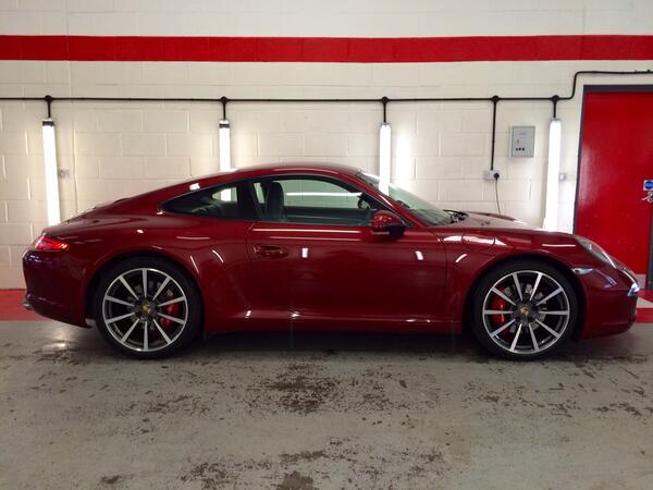 TOP555Cars's tweet photo. I absolutely love this colour on this car! #Porsche #Rubyredmetallic http://t.co/V40q5wDtwU