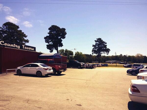 CTBarbecue903's tweet photo. Looks like a few people are enjoying some #BBQ this beautiful Wednesday!! #countrytavern #kilgore http://t.co/EJNlN2vjB4