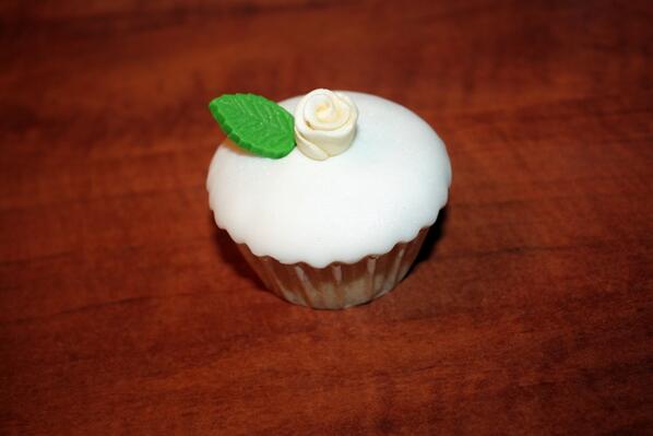 SweetToothAE's tweet image. #Fondant #Rose #Cupcake
