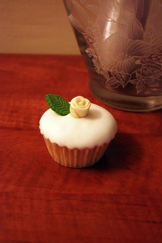 SweetToothAE's tweet image. #Fondant #Rose #Cupcake