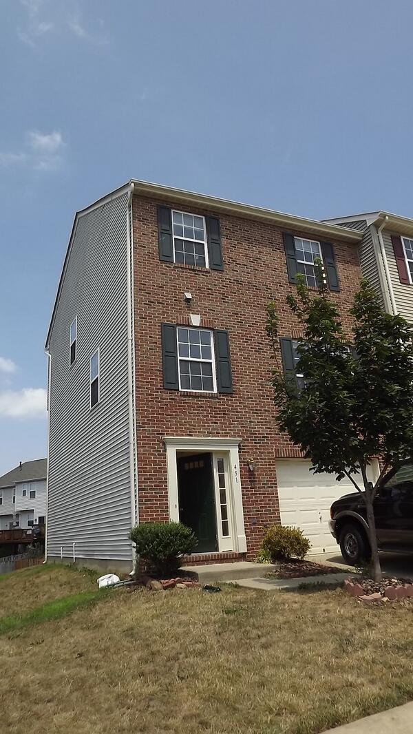 HannahMoves's tweet photo. #Leesburg Rental - End Unit 3 Bed 3.5 bath only $1,750/mo 451 Sparkleberry Ter. @SocialNLeesburg #Virginia http://t.co/GMWP2eexmO
