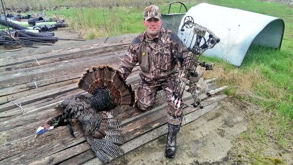EstrelaTodd's tweet photo. Thanks to @ReedysArchery  for setting up my bow, in which gave me confordence to take this Tom with my Mathews bow. http://t.co/7xTo44hFXx