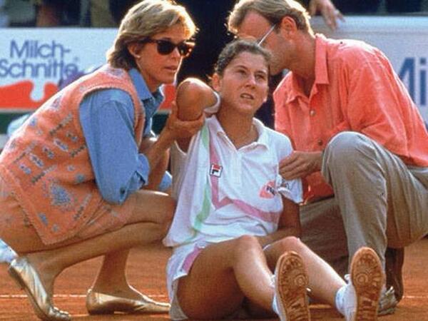 EfemerideDelDia's tweet photo. #UnDiaComoHoy de 1993 la tenista Mónica Seles es apuñalada por la espalda cuando disputaba el Abierto de Hamburgo. http://t.co/vmhb9FIE1y