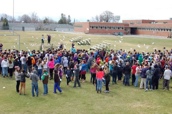 SGDHSRelay's tweet photo. #RelayForLife @SGGiants @UCDSB #paperplanes http://t.co/QiJsY84aTg